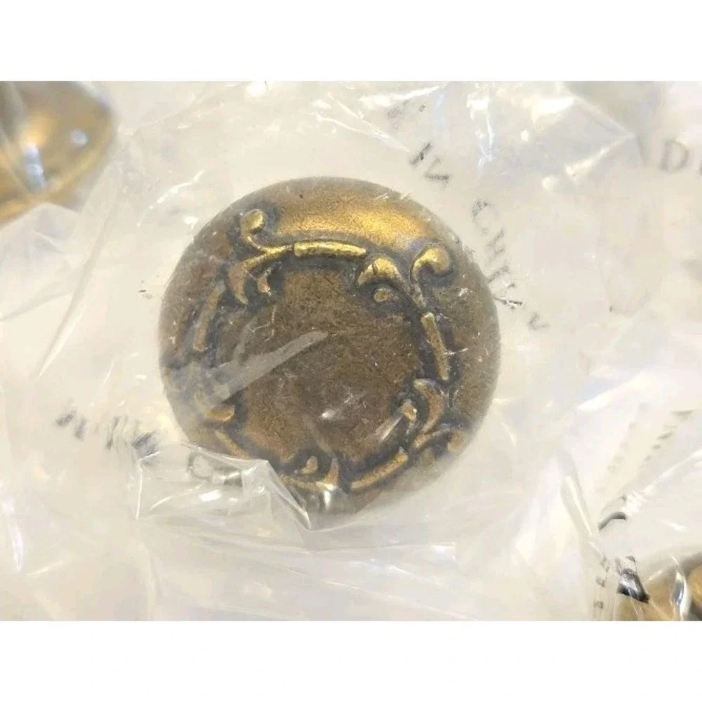 Set of 6 Brass Tone drawer pulls and Knobs‎ With Screws